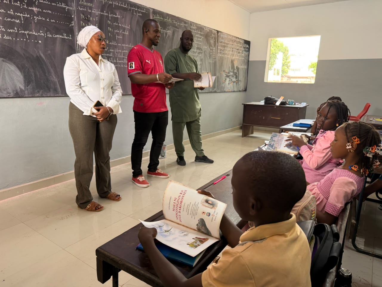 Brassage culturel russo-malien : l’APS présente un ouvrage en bambara aux élèves de l’école privée Aimé