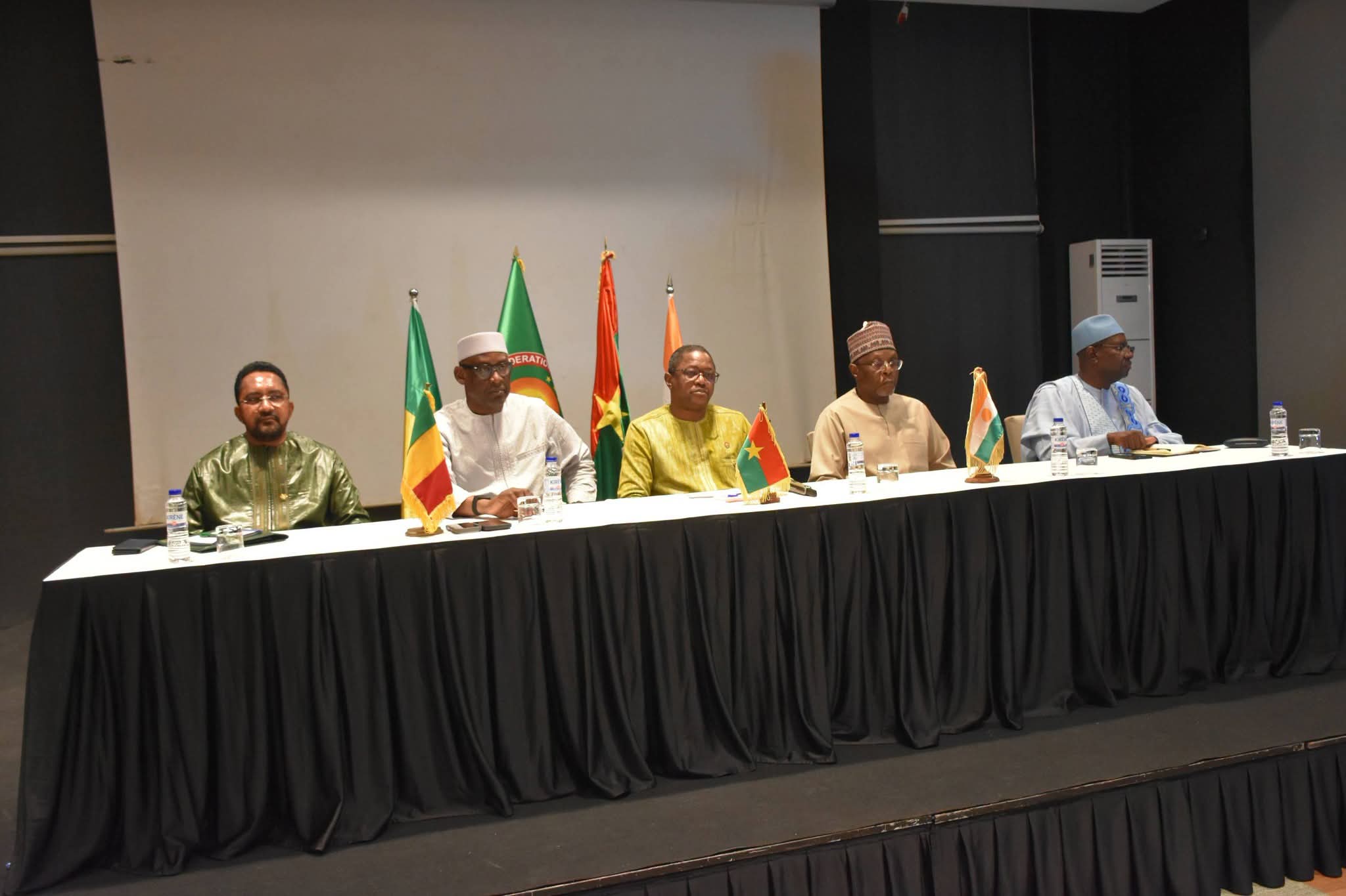 COMMUNAUTÉS DE L’AES AU SÉNÉGAL : LES MINISTRES À L’ÉCOUTE DES PRÉOCCUPATIONS DE LA DIASPORA