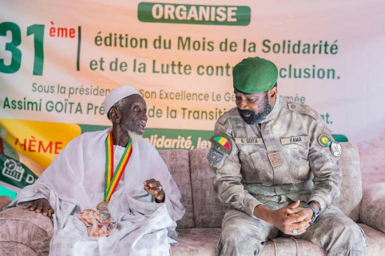Mois de la Solidarité et de la Lutte contre l’Exclusoin : le Président de la Transition rend visite au doyen d’âge de Bamako pour honorer l’âge et la sagesse